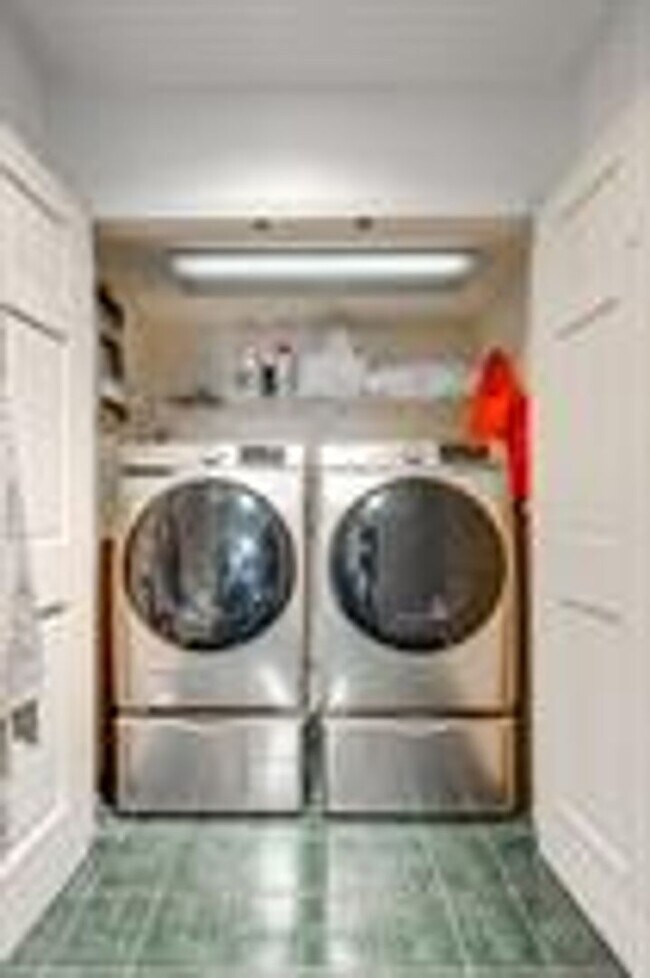 Building Photo - Beautiful Brick Home In A Desirable Location