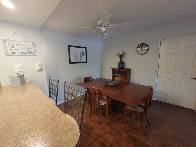 Building Photo - Lovely bottom floor UN-furnished condo Por...