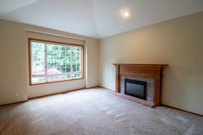 Building Photo - 4bd/2.5ba Redmond Home