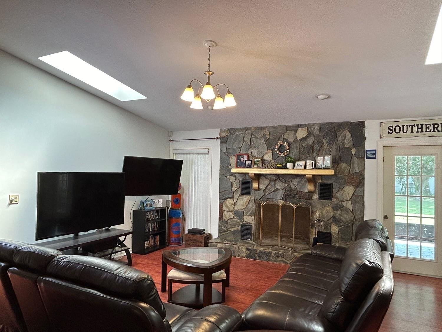 Building Photo - 18550 Lake Emma Dr
