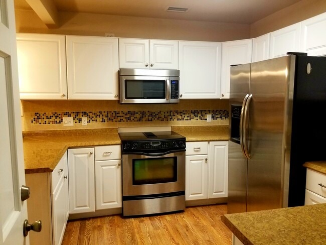 Building Photo - 512 E Strawbridge Ave