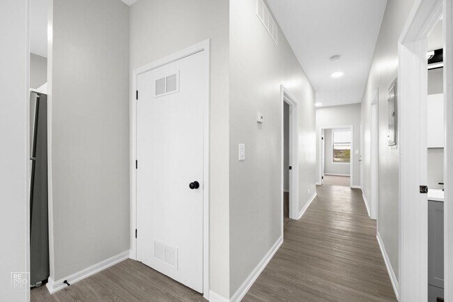 Building Photo - 8954 S Commercial Ave