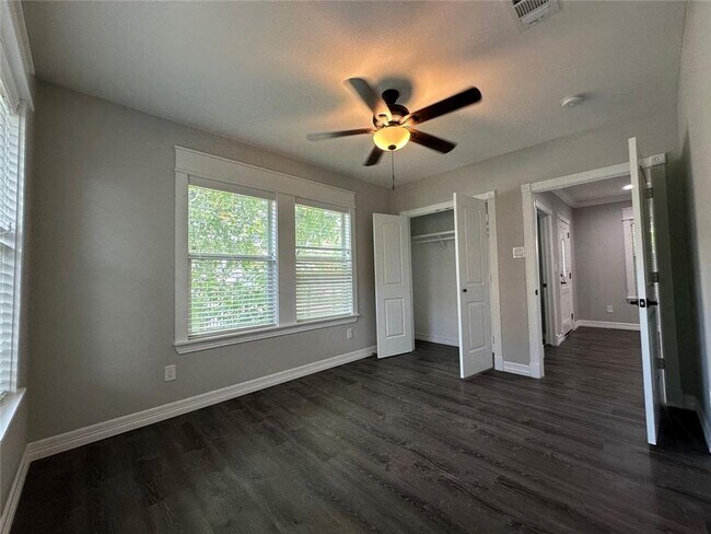 Building Photo - completely renovated 1930 Craftsman bungalow in the sought after Brooke Smith subdivision of Hous...