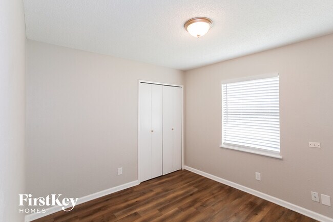 Building Photo - 1300 Royal Oak Dr