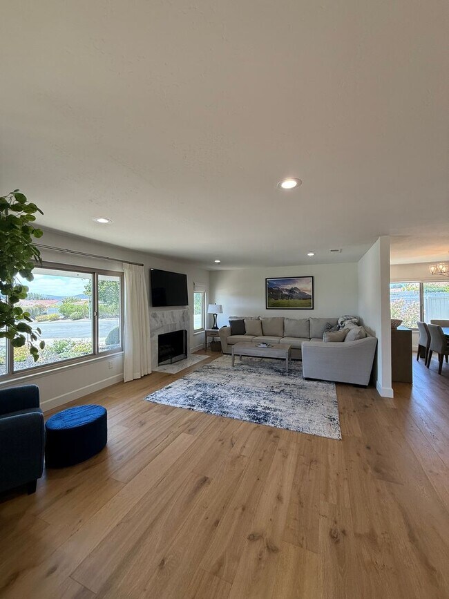 Building Photo - Gorgeous Remodeled 2Br/2Ba house W/2 Car attached  Garage in Oaks North