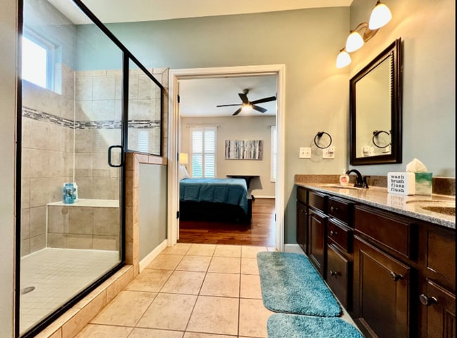 Building Photo - Spacious 4 Bedroom with Gameroom