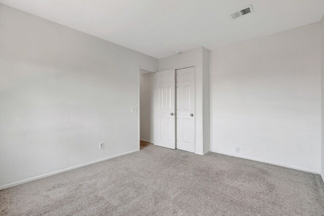 Building Photo - Thousand Oaks- Three Bedroom Condo