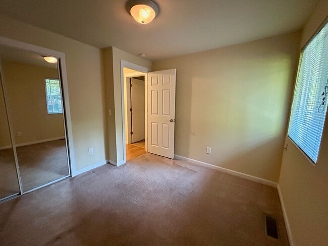 Building Photo - Kirkland Home