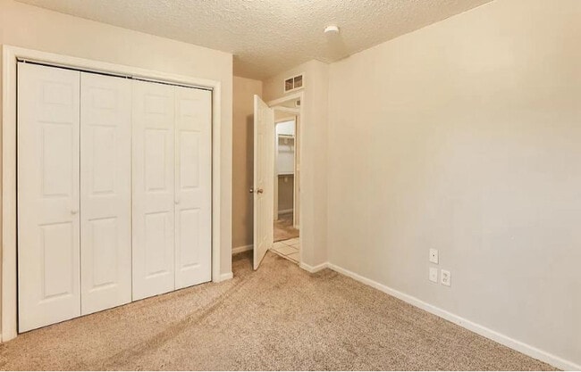 Building Photo - 2833 Kensington Ave