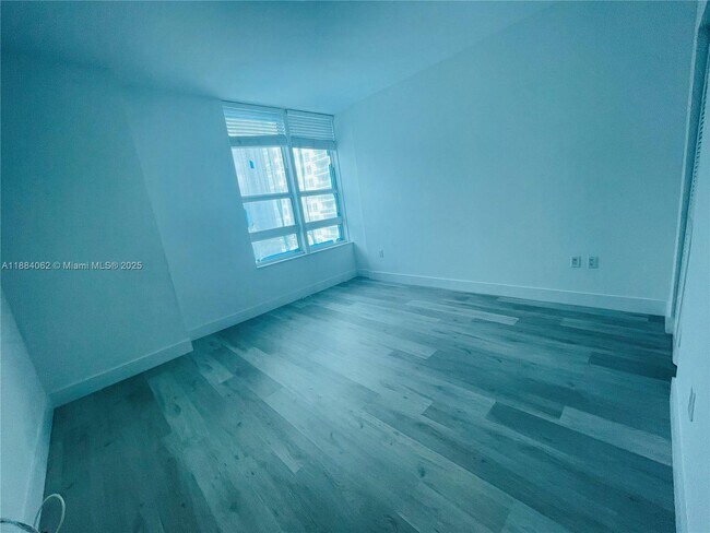 Building Photo - 950 Brickell Bay Dr
