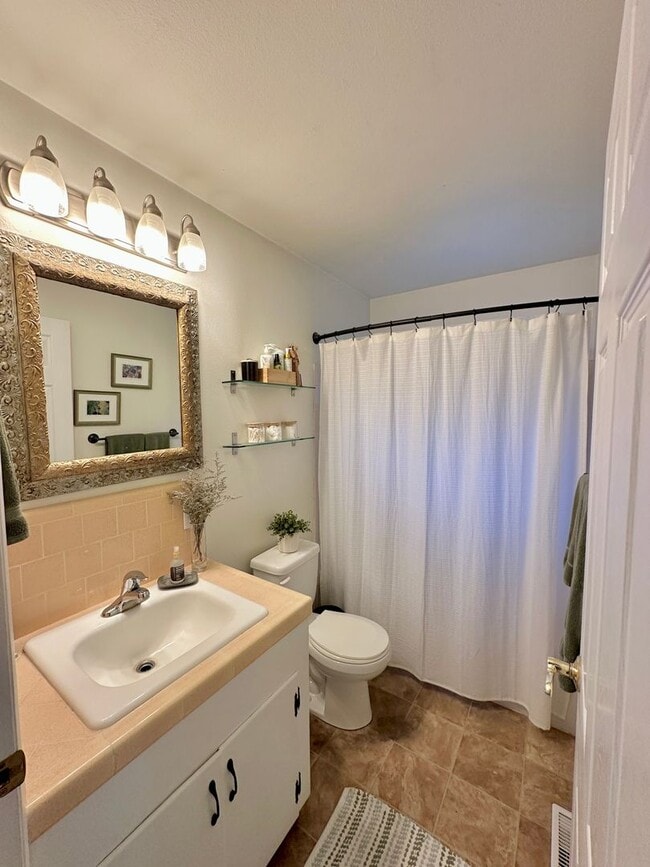 Building Photo - Charming 3 Bedroom 2 Bathroom Single Family Home Available June 5th *DO NOT DISTURB TENANT*