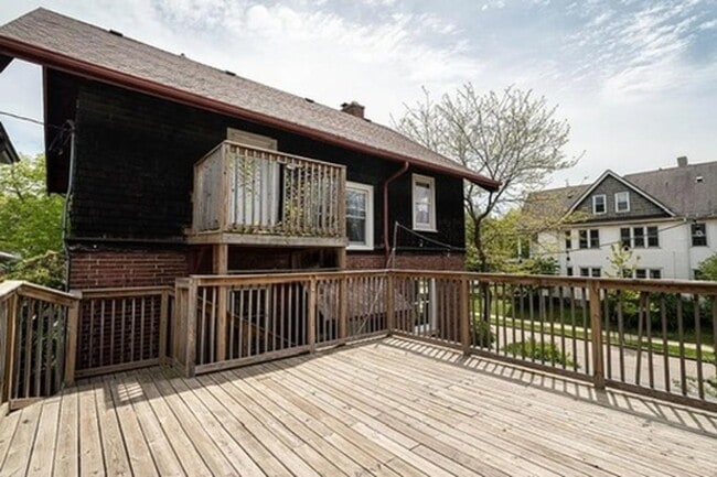 Building Photo - Amazing 5-Bedroom, 2.5 Bathroom Updated Ho...