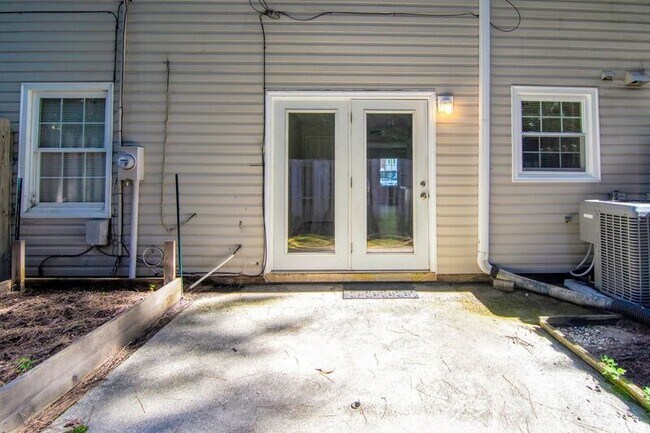 Building Photo - 1104 Donaldson Dr