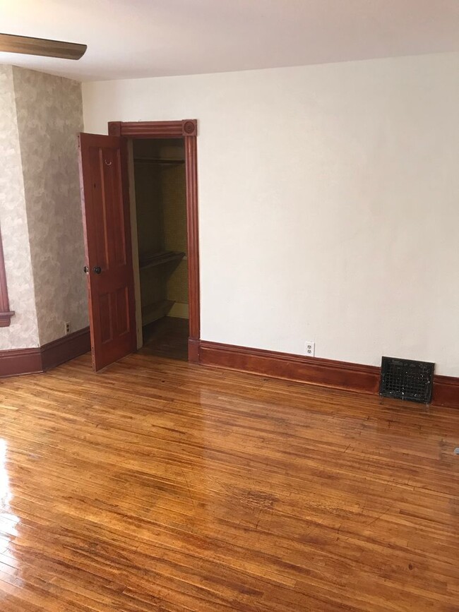 Building Photo - 7 bedroom House near Hamline
