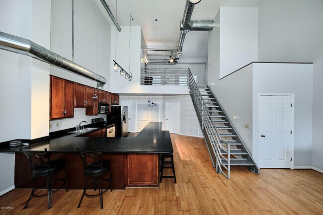 Building Photo - 424 S 2nd St