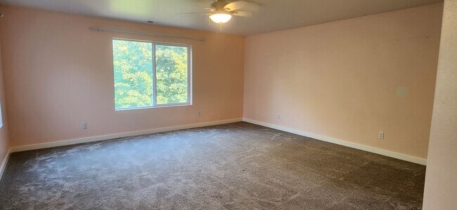 Building Photo - 5 bedroom 2.5 Bathroom single family home ...