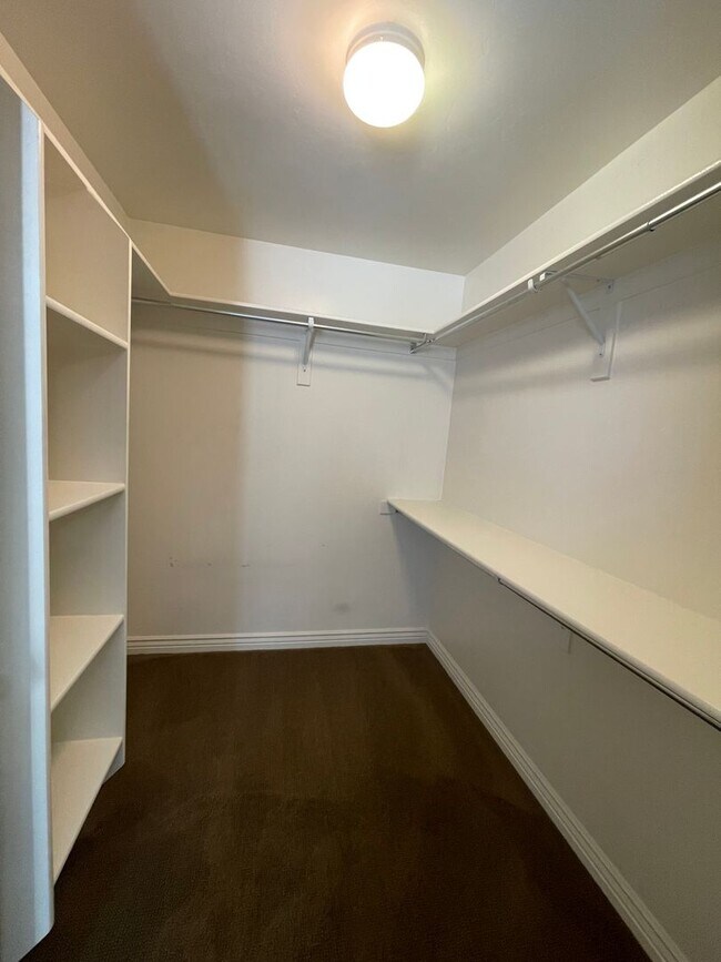 Building Photo - Beautiful 5 Bedroom Home in Daybreak