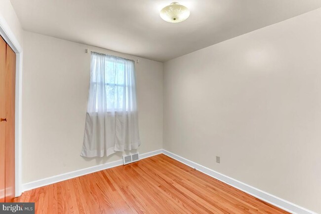 Building Photo - 915 Springhaven Rd
