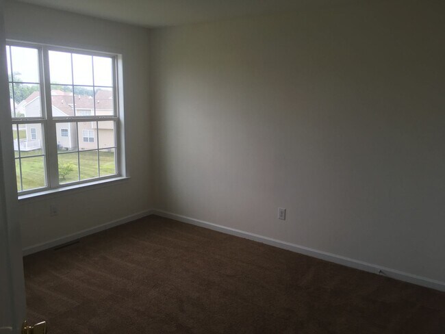 Building Photo - Room to spread out!