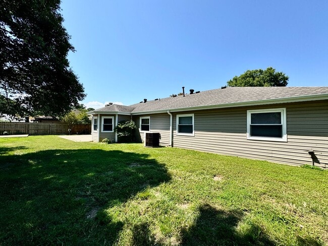 Building Photo - A Ranch Home In Great Neck!  Ready NOW!  P...