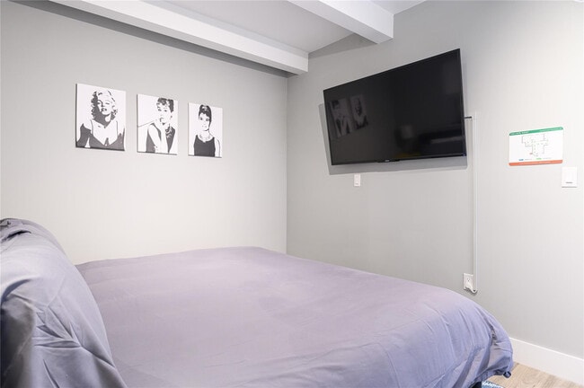 Building Photo - 1020 N Victoria Park Rd