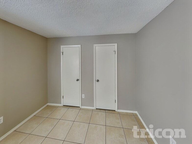 Building Photo - 470 N Sundance Dr