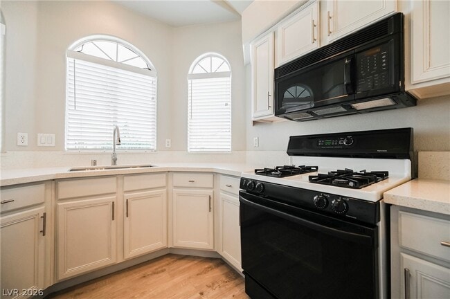 Building Photo - 490 Beaconwood St