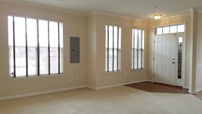 Building Photo - 3 Level *END UNIT* townhouse in Frederick ...