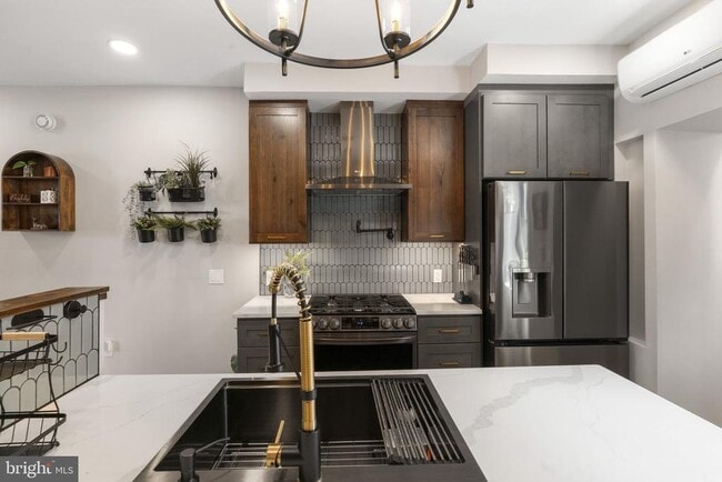 Building Photo - 526 E Thompson St