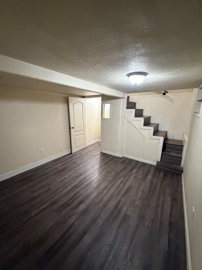 Building Photo - 1004 E K Ave