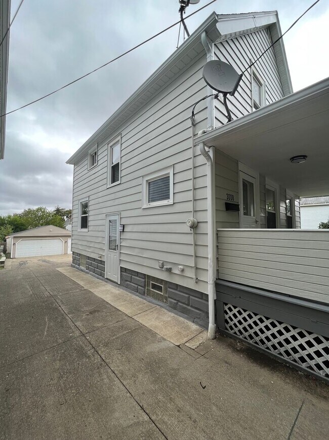 Building Photo - Old Brooklyn Area - 3 Bedroom Single Famil...