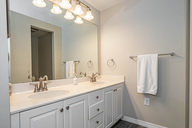Building Photo - 5060 Harmony Cir