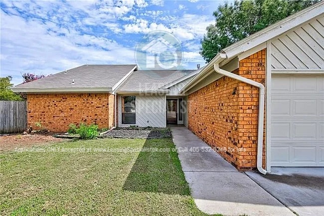 Building Photo - West Norman 3 Bed 2 Bath Home!