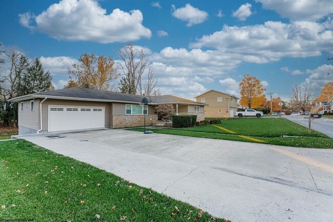 Building Photo - 670 Killarney Dr