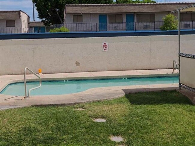 Building Photo - Three Bedroom Condo!