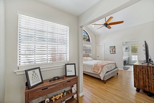 Building Photo - Stylish 3-Bed, 2.5-Bath Townhome with Fireplace & Move-In Ready Upgrades