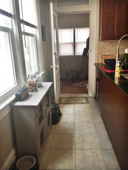 Building Photo - 1704 Oak St