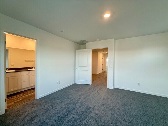 Building Photo - BRAND NEW 3 BED 2.5 BATH 2 CAR GARAGE TOWNHOUSE W/ LOFT IN CADENCE COMMUNITY