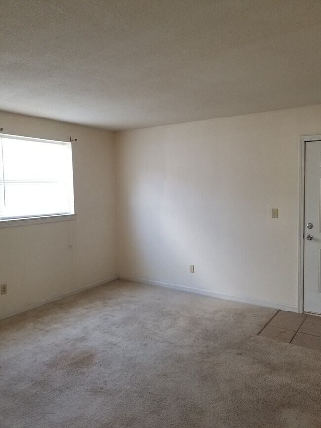 Building Photo - 718 Demaret Dr