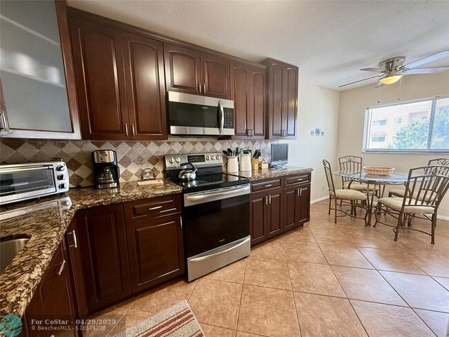 Building Photo - 4725 Lucerne Lakes Blvd