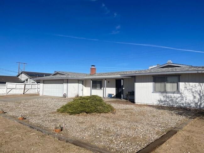 Building Photo - Apple Valley-Cute Starter Home- 2 Bedrooms, 2 Bathrooms, All Appliances Included, Fully Fenced