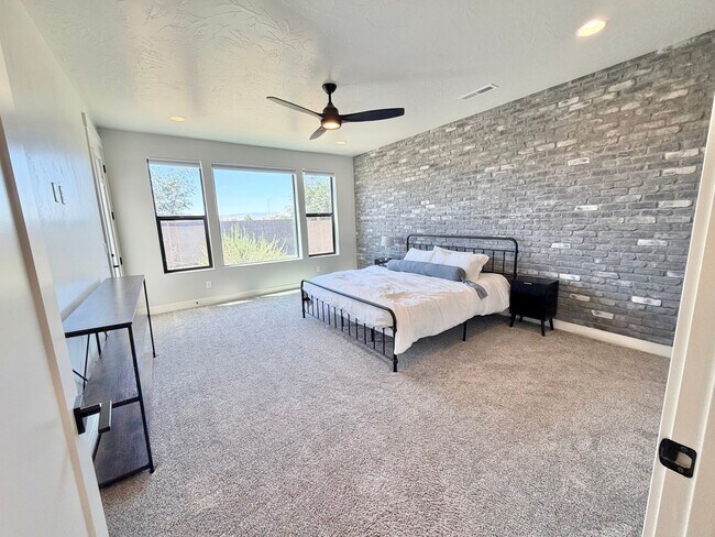 Building Photo - Beautiful Modern 5 Bedroom Home!! Furnished or Unfurnished option!!
