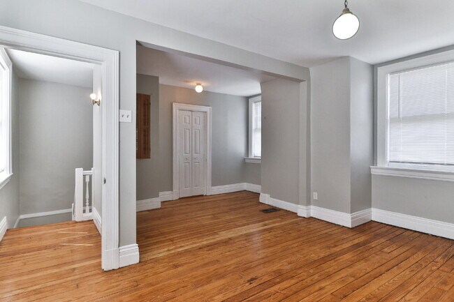 Building Photo - "Spacious 3-Bedroom Duplex with Classic Charm & Modern Comforts at 3438A Magnolia Ave!"