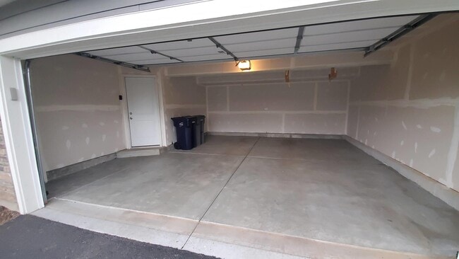 Building Photo - 192 Goldenrod Dr