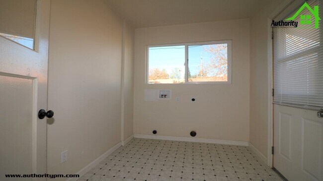 Building Photo - 1137 Magnolia Ave