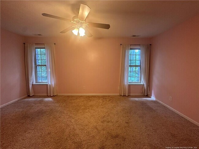 Building Photo - 143 Fairway Ln