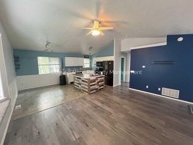 Building Photo - 3 bed, 2 bath house