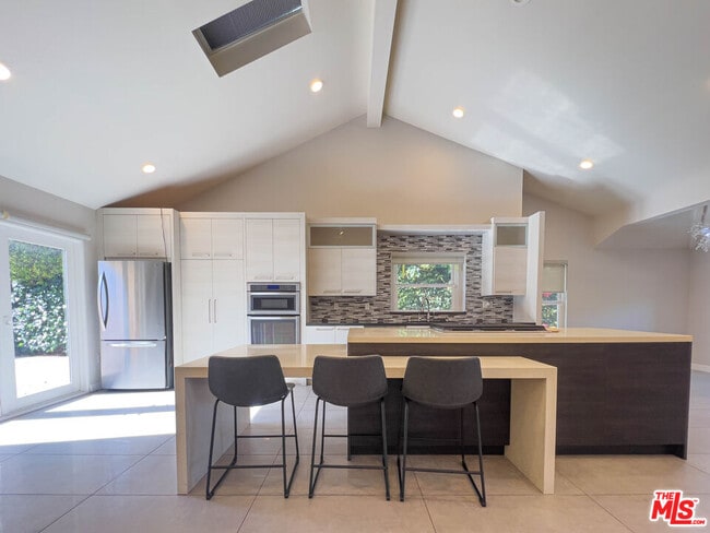 Building Photo - 15424 Camarillo St