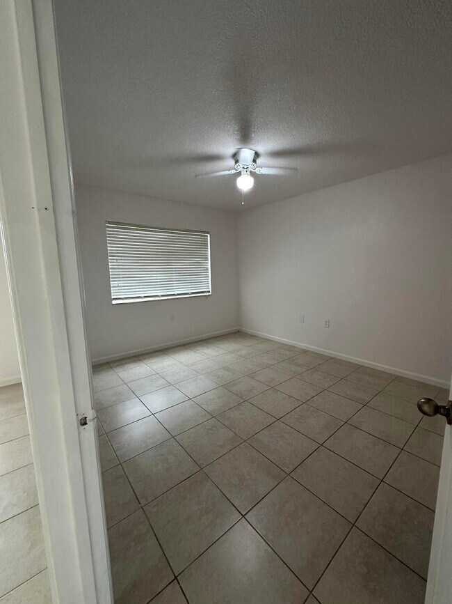 Building Photo - 301 SW Palm Dr