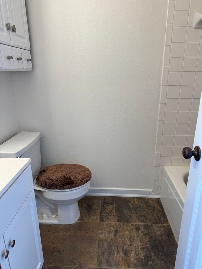 Building Photo - Charming 3 bedroom,  2 Bathroom